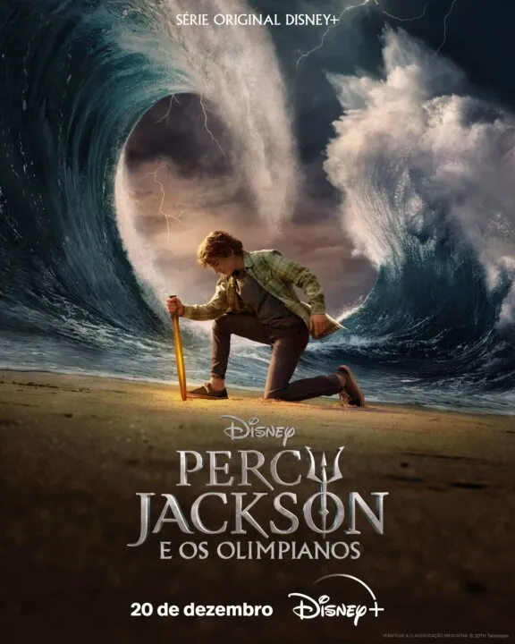Percy Jackson ajoelhado segurando uma espada