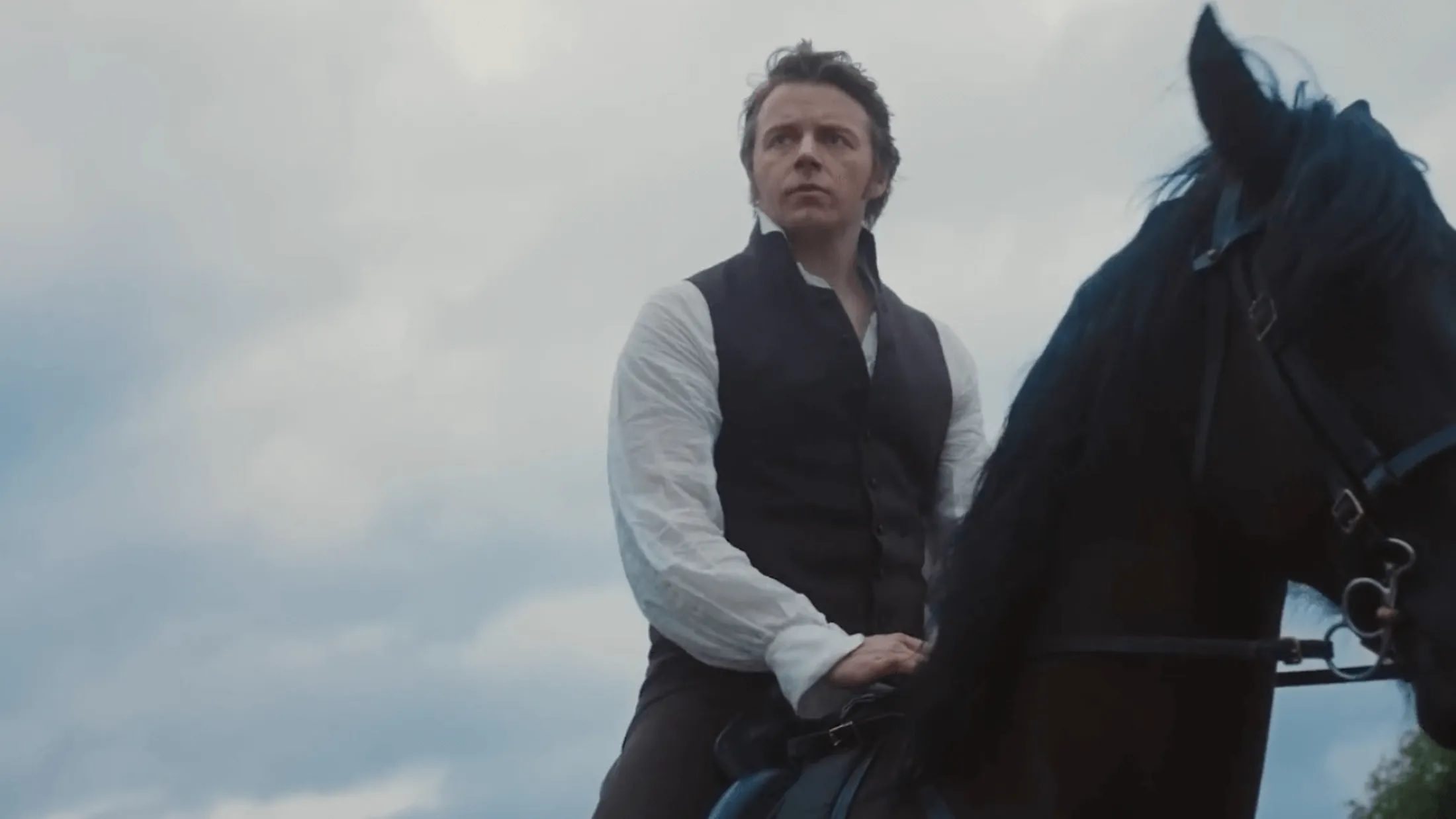 homem montado em cavalo olhando para o lado