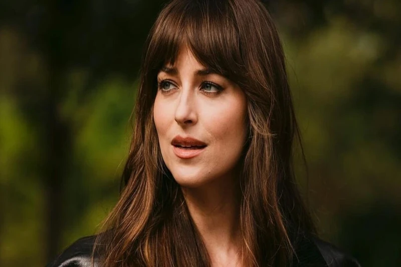 Dakota Johnson estreia nova adaptação de livro de Colleen Hoover.