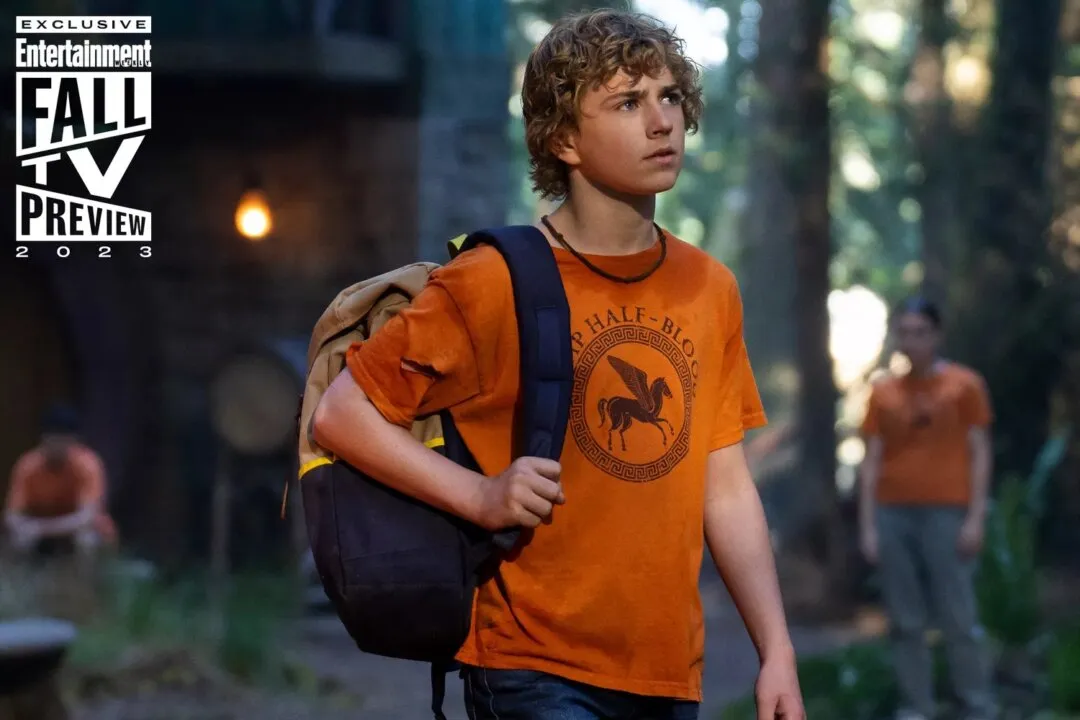 Walker Scobell como Percy Jackson segurando uma mochila