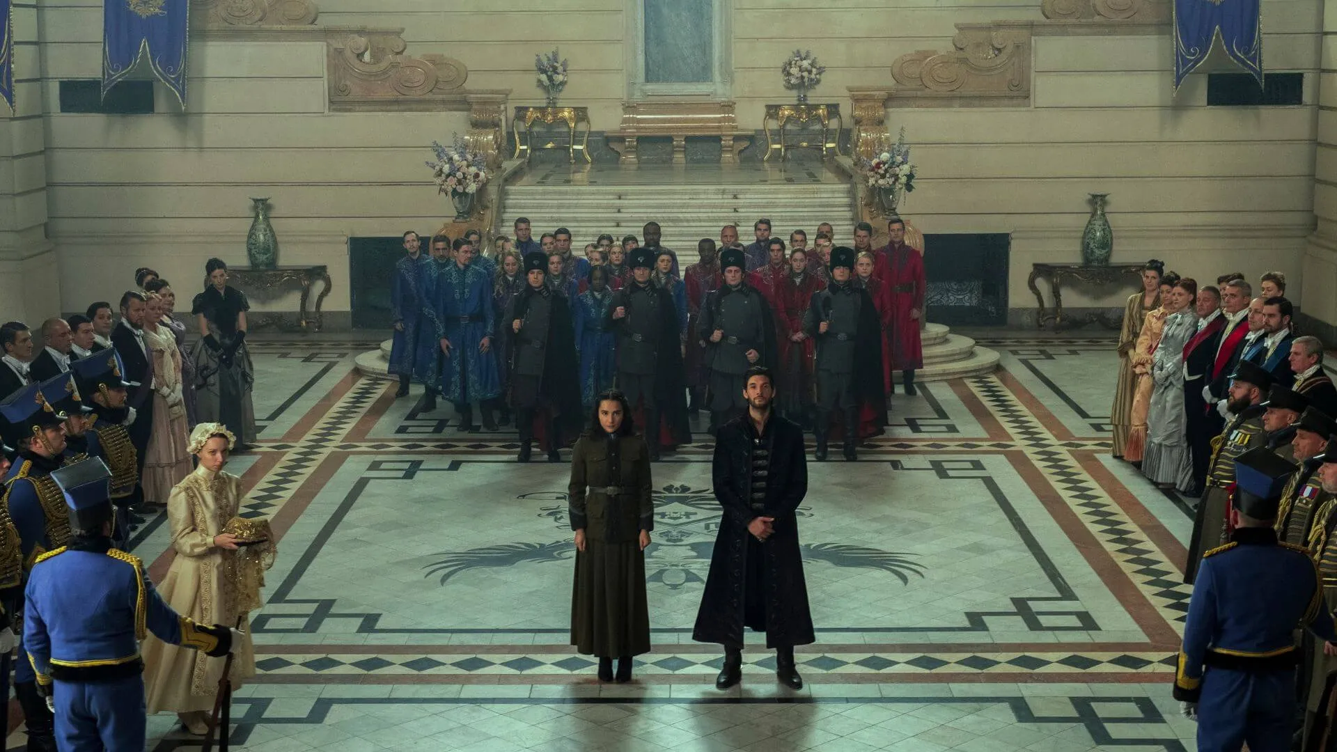 Alina, General Kirigan e outros Grishas, no Pequeno Palácio - Foto: Divulgação/Netflix