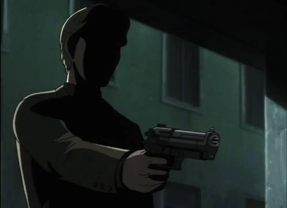 johan-apontando-uma-arma-para-alguem-enquanto-sua-imagem-fica-oculta-por-conta-das-sombras