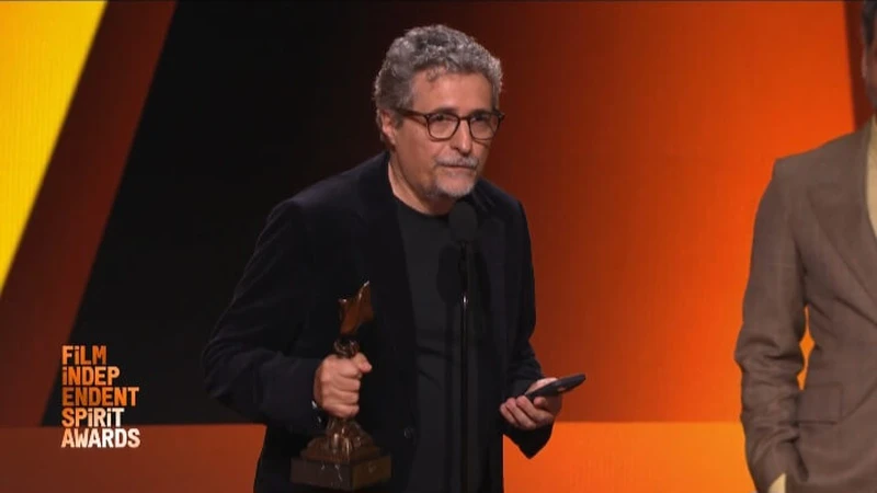 Kleber Mendonça Filho segurando troféu