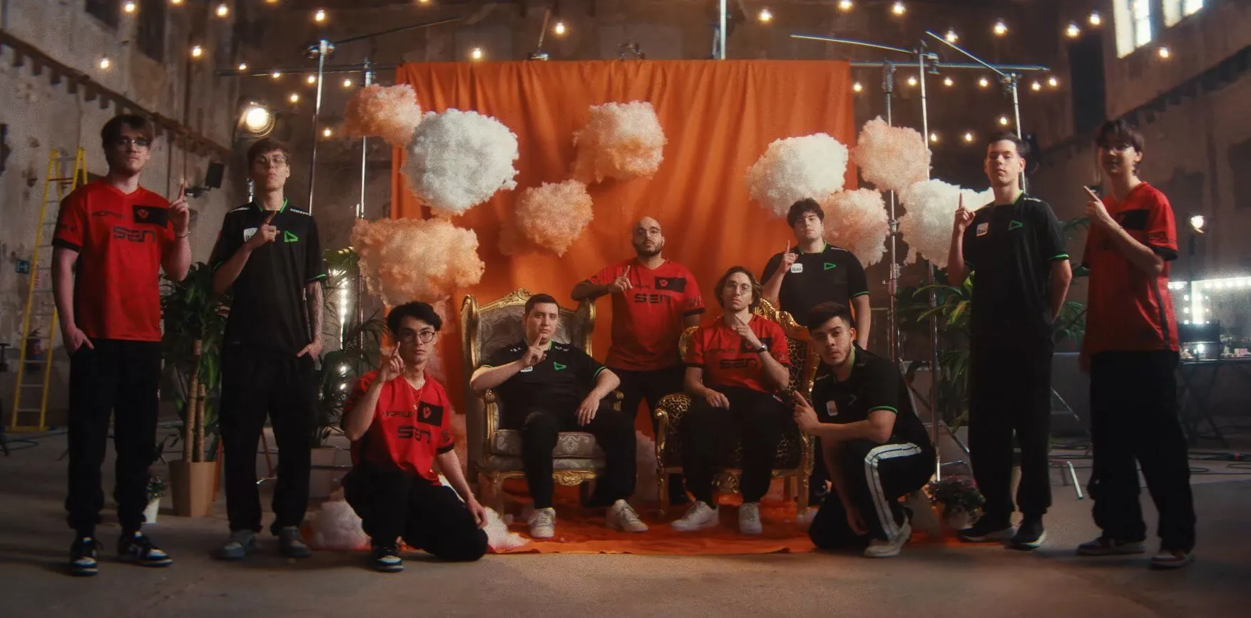 Integrantes da LOUD e da Sentinels reunidos em foto.