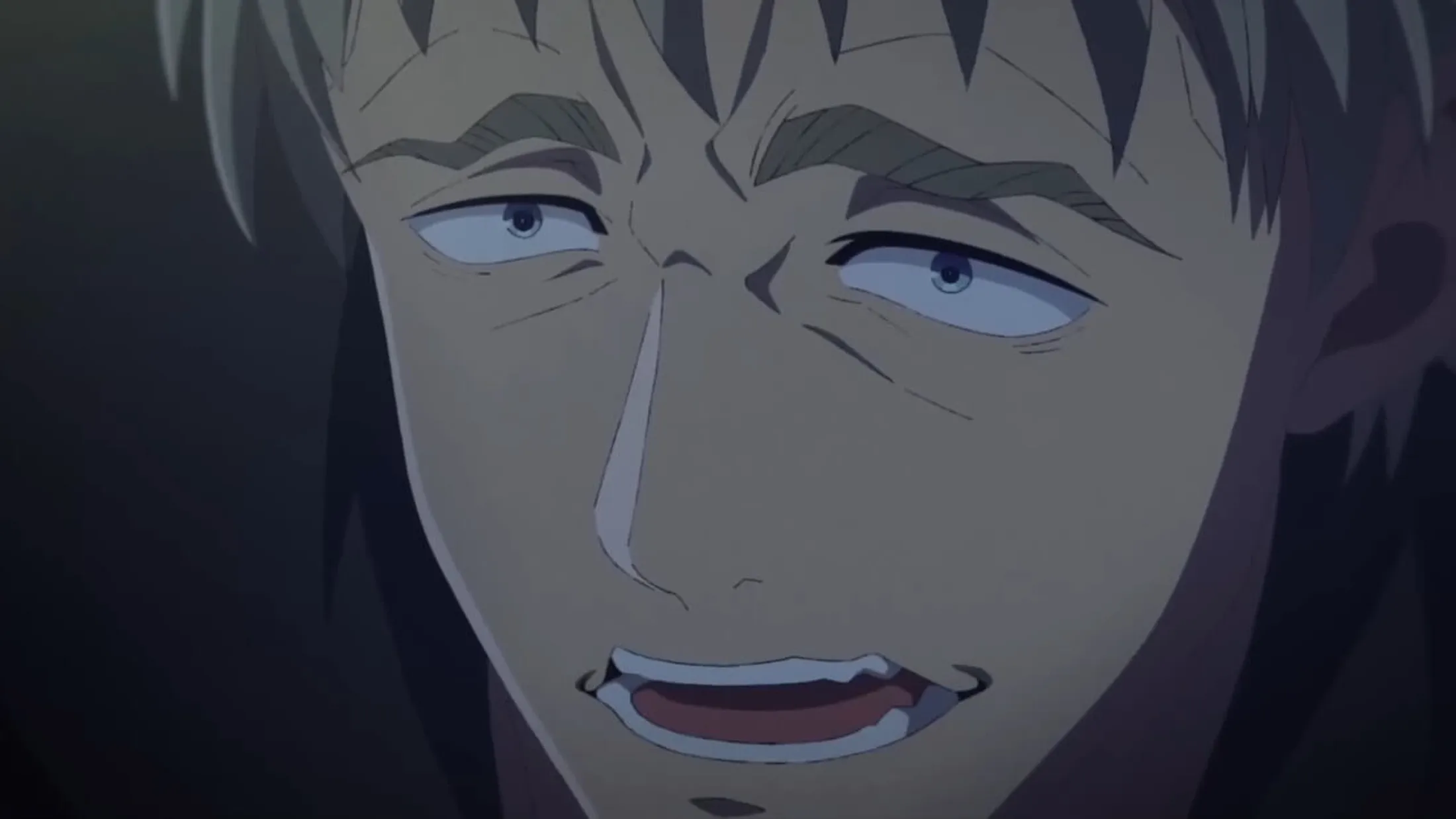 Homem loiro de olhos claros olhando para frente de forma arrogante