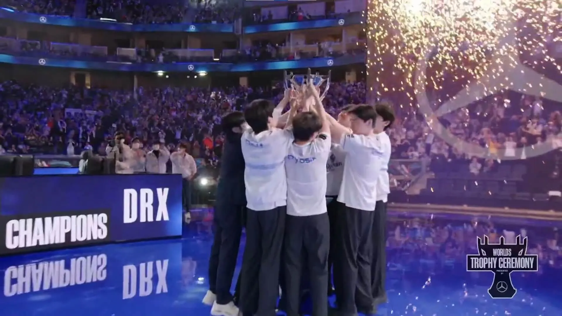 DRX levantando o troféu do campeonato mundial de League of Legends de 2022 (Foto: Transmissão / Riot Games)