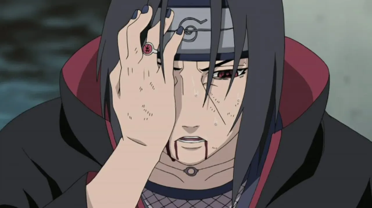 Itachi sentindo dor e colocando a mão no seu olho direito.