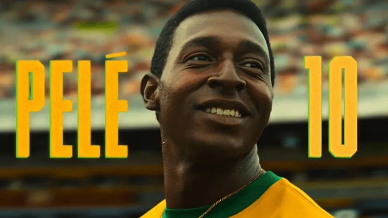 Lucas Agrícola interpretando o Pelé sorrindo com o texto "Pele 10" atrás
