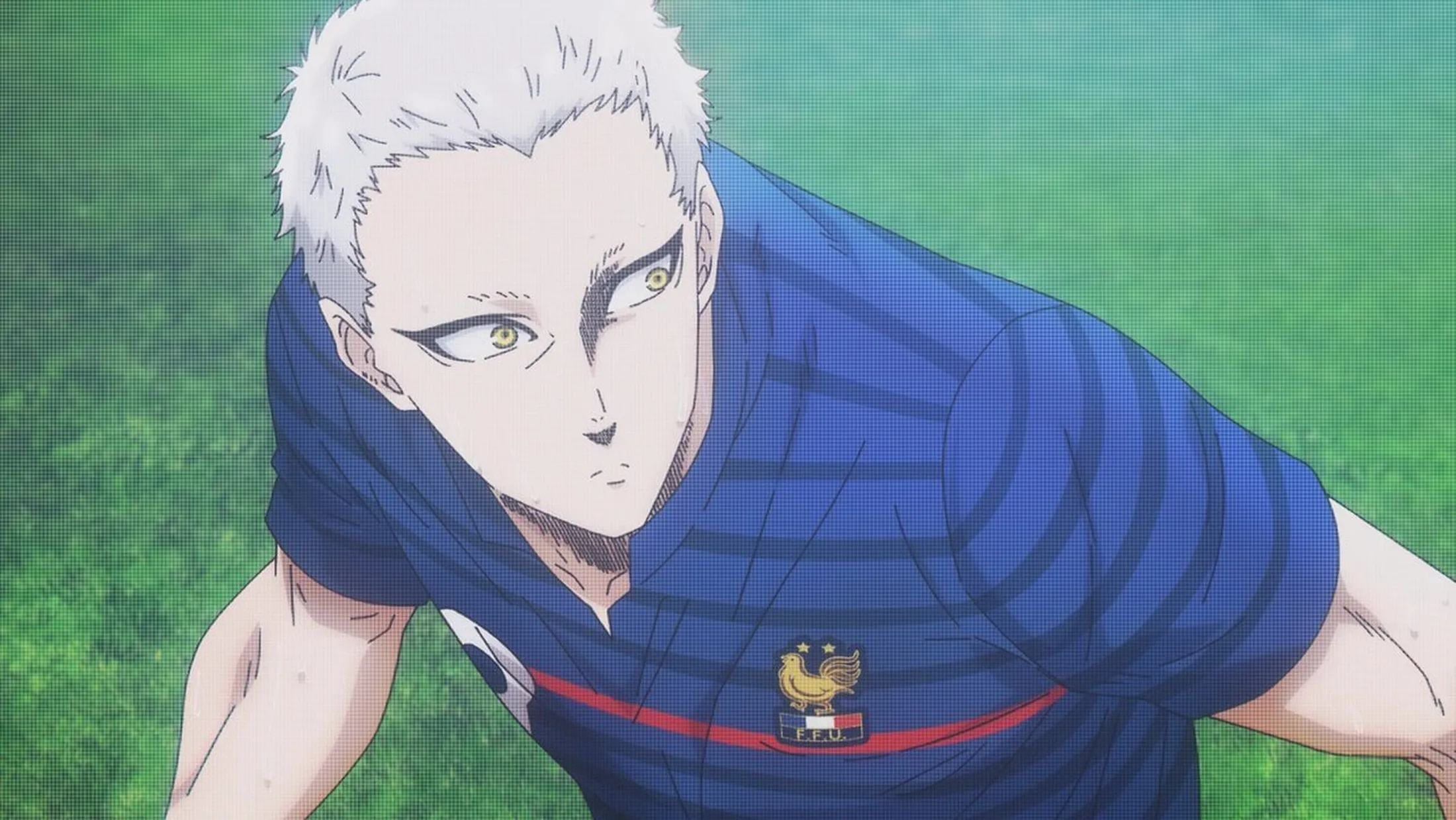 noel noa no campo de futebol olhando para o lado e usando sua blusa de time de futebol azul