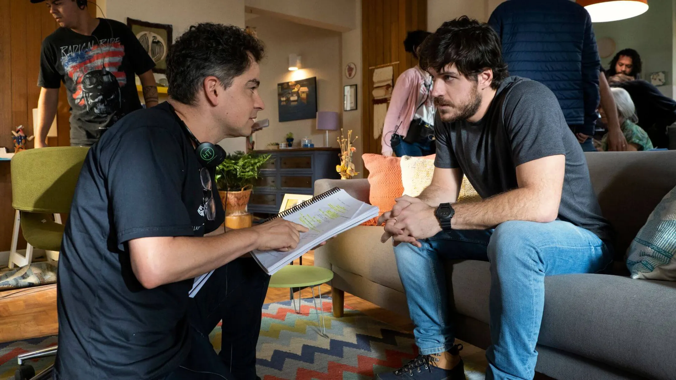 Carlos Saldanha e Marco Pigossi nos bastidores de Cidade Invisível - Foto: Reprodução/Netflix