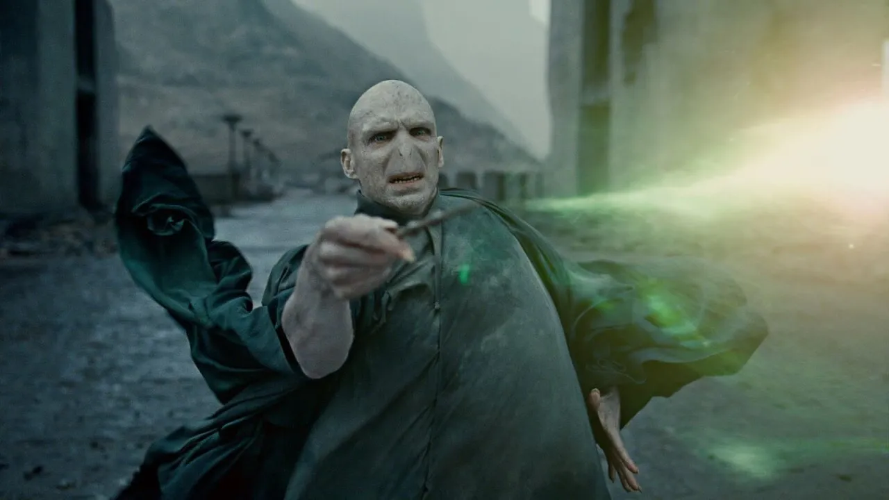Voldemort (Ralph Fiennes) na batalha final contra Harry Potter. Foto: Divulgação