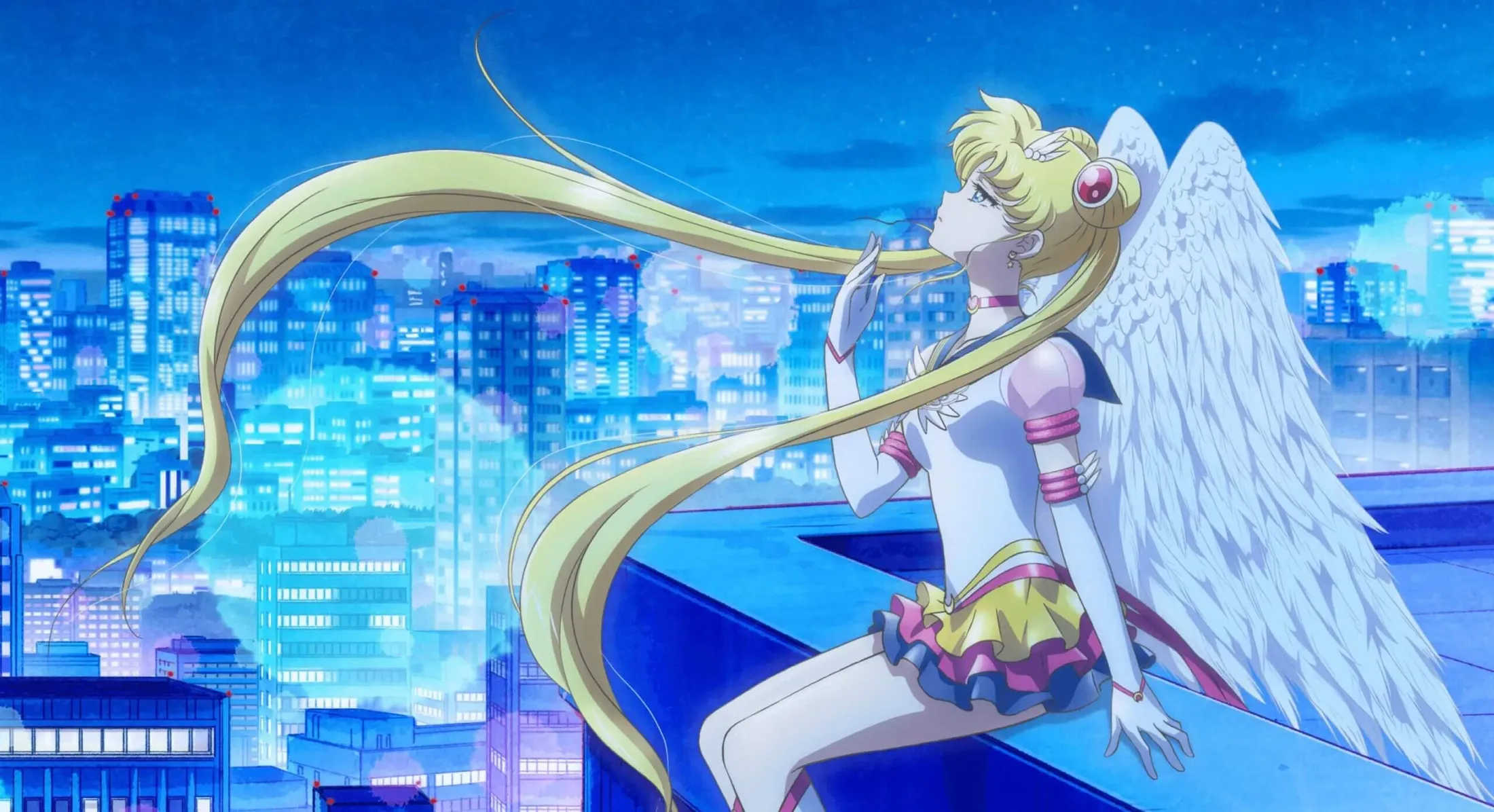 Sailor Moon sentada no topo de um prédio para divulgação de Sailor Moon Cosmos