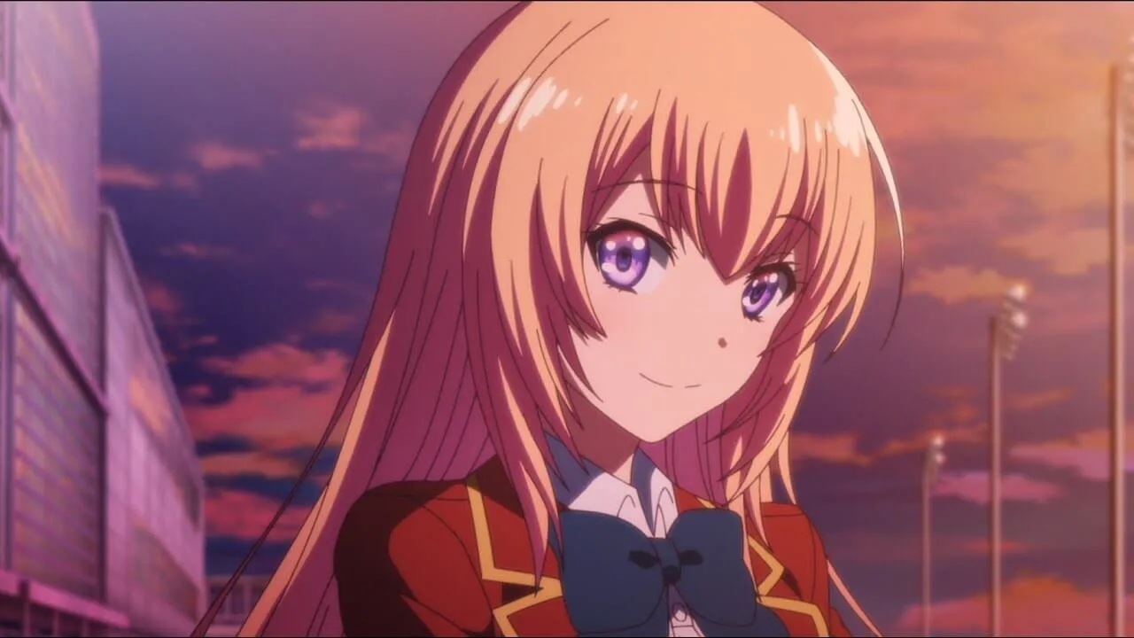 Ichinose com sua roupa escolar padrão sorrindo