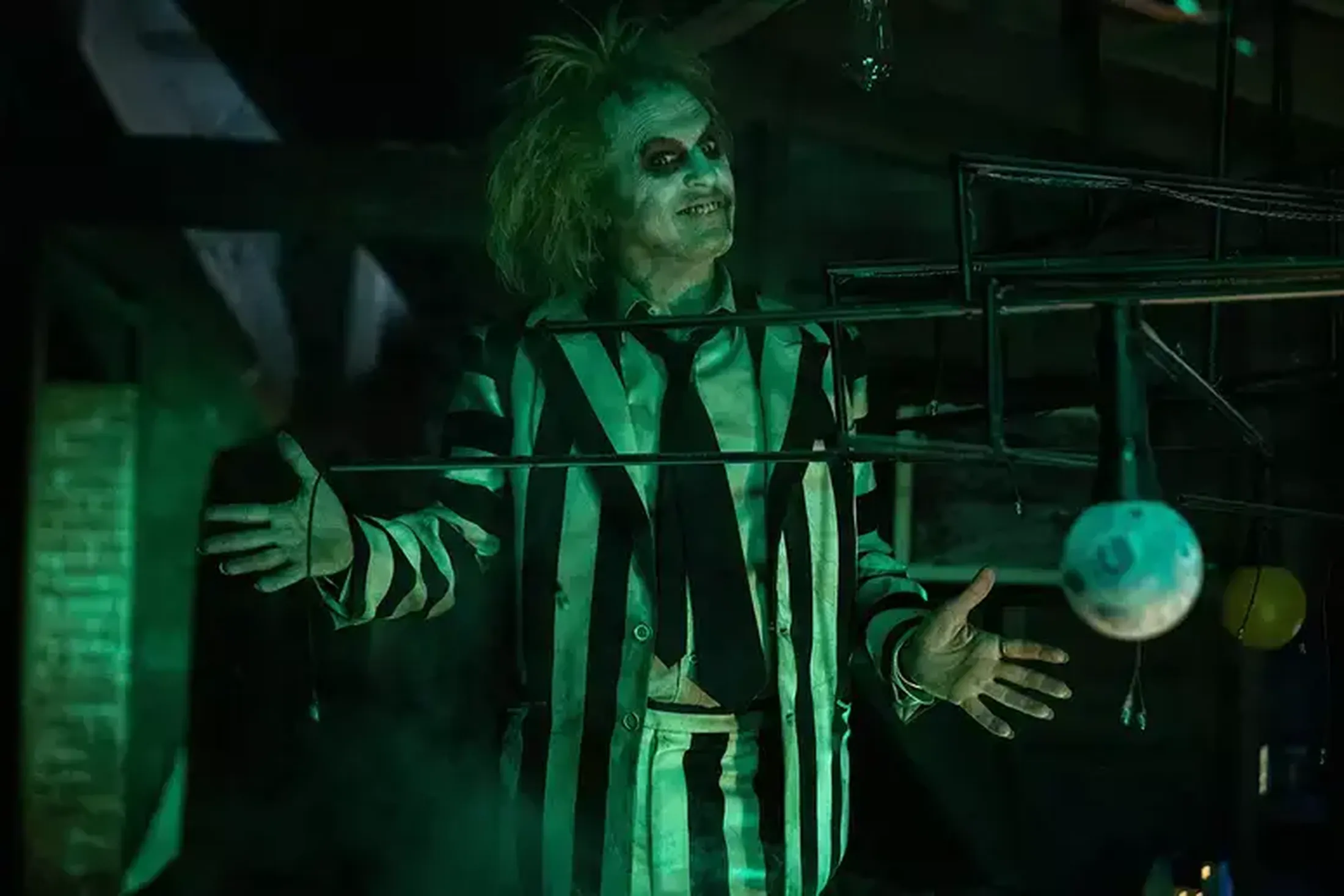 A continuação de Os Fantasmas se Divertem vai trazer novos personagens além dos clássicos do filme de 1988. | Imagem: PARISA TAGHIZADEH/WARNER BROS.