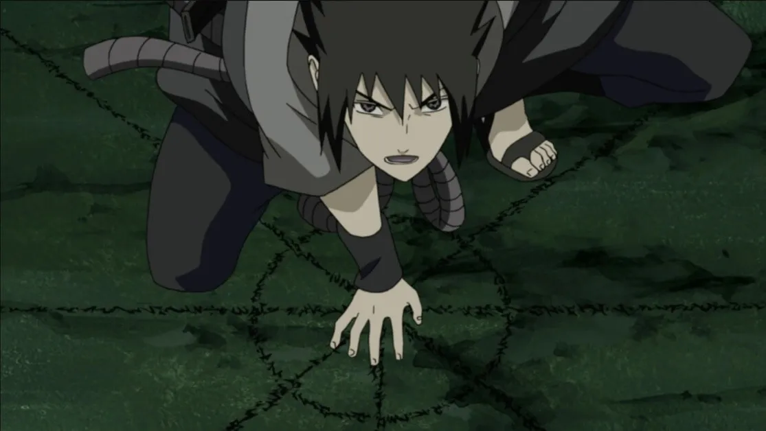 Sasuke fazendo um jutsu de invocação, enquanto encosta a mão direita no chão e se agacha