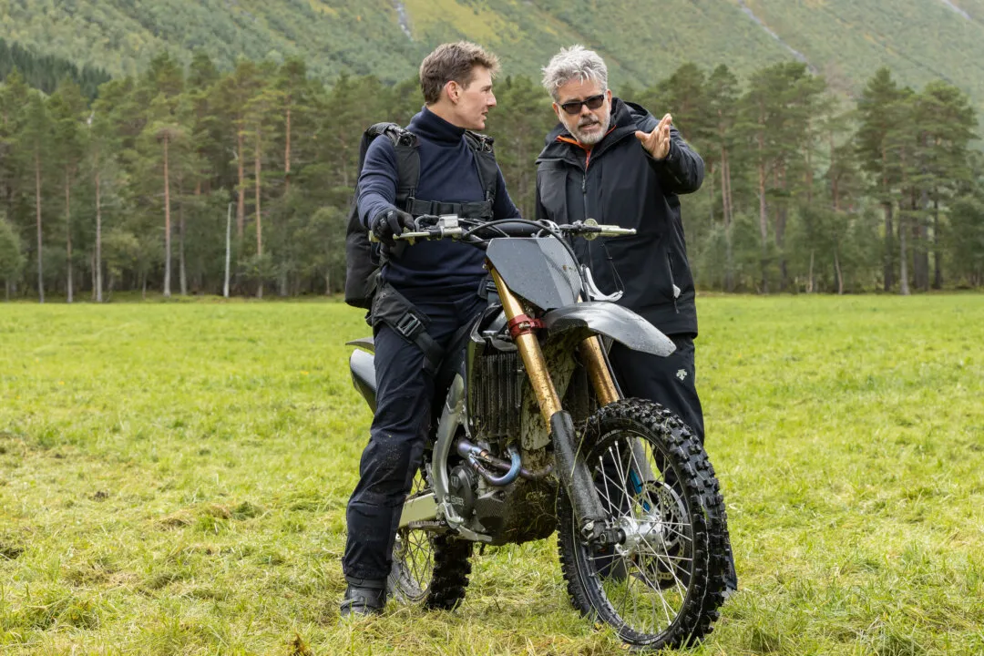 Tom Cruise and Christopher McQuarrie no set de Missão: Impossível - Acerto de Contas Parte 1 Divulgação: Paramount Pictures e Skydance