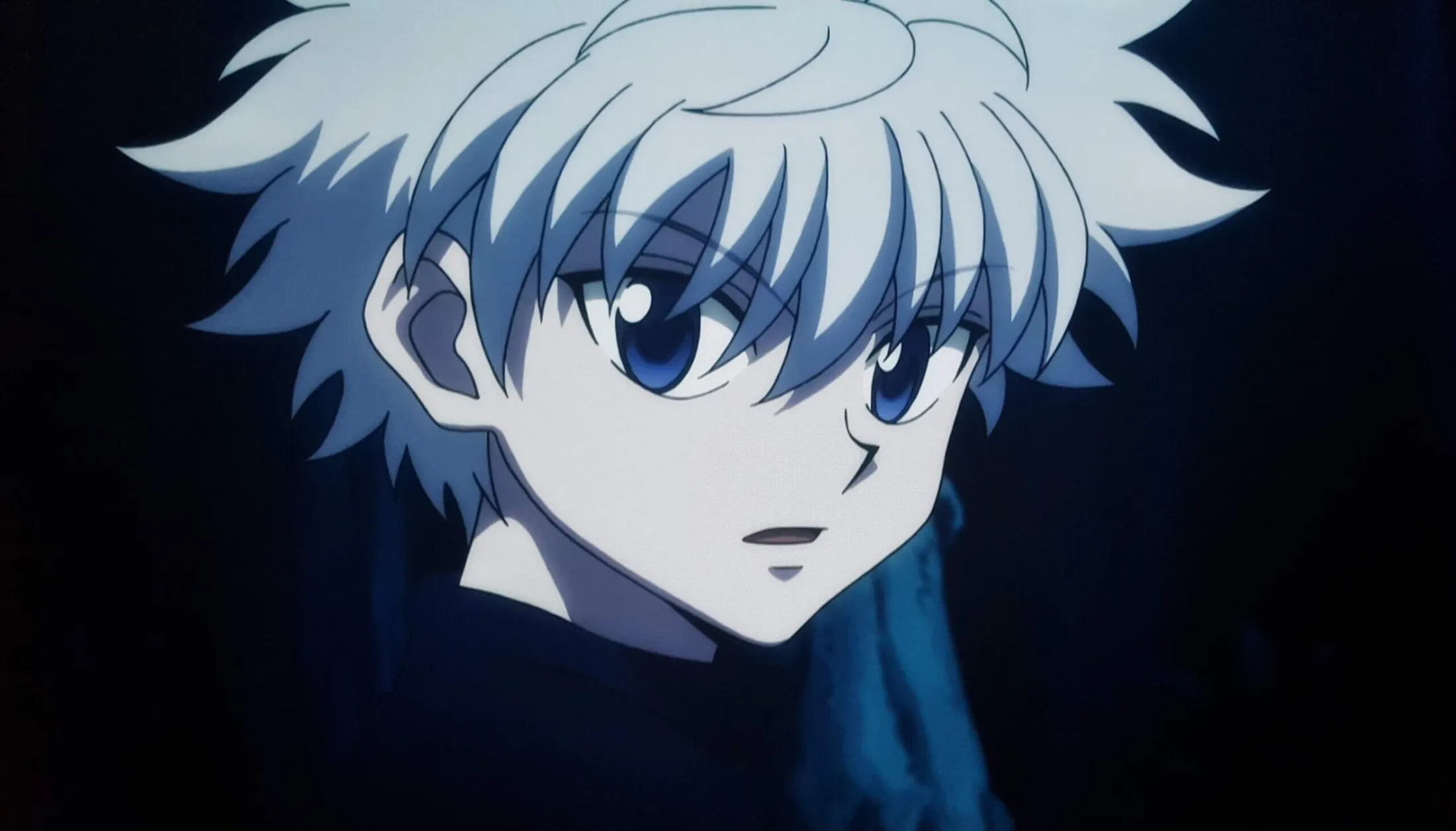 Killua com sua roupa escura falando algo.