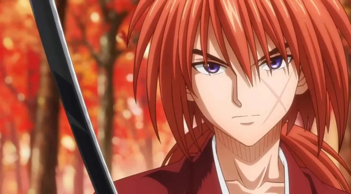 kenshin-segurando-sua-espada-enquanto-olha-com-um-olhar-serio-para-frente