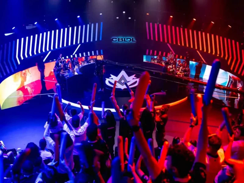 Torcida fazendo presença na Arena CBLOL, palco dos jogos do Campeonato Brasileiro de League of Legends.