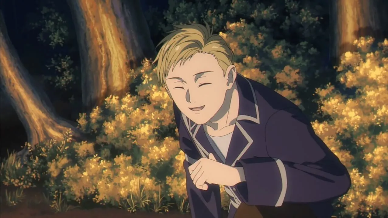 homem loiro sentado e rindo enquanto aponta seu dedo para si mesmo