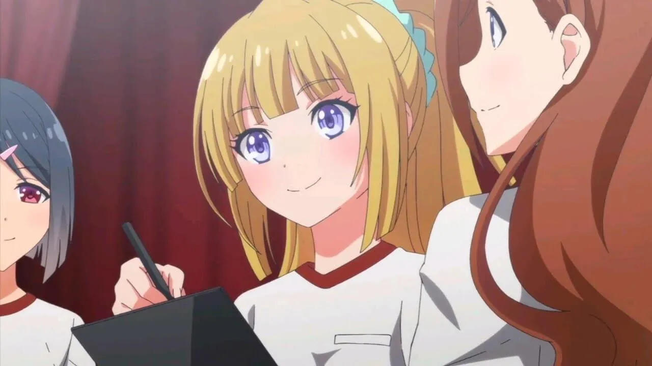 Kei sorrindo com suas amigas enquanto segura um caderno