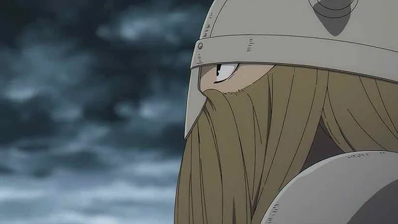 Anão com barba loira e capacete olhando para o lado sério