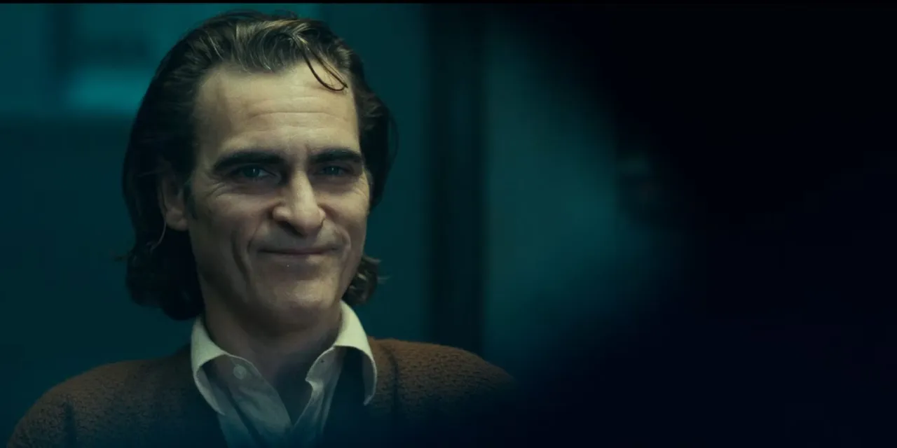 Arthur Fleck no primeiro filme de Coringa, que mostra uma versão mais humanizada do vilão