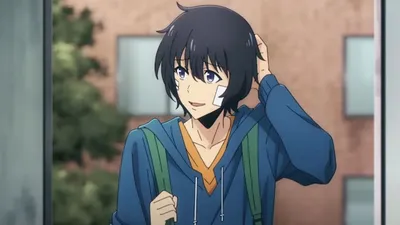 sung um pouco tímido, com cabelos grandes, casaco azul, mochila verde, blusa laranja e passando a mão em sua cabeça