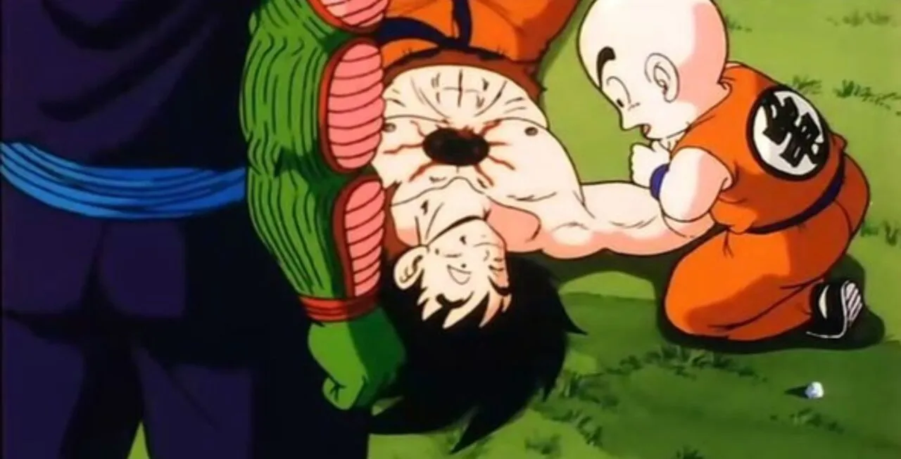 Personagens Piccolo e Kuririn vendo Goku morto deitado no chão