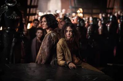 À esquerda Indira Varma e ao lado Rosabell Laurenti Sellers