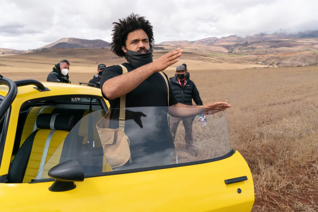 Steven Caple Jr. nas gravações de Trasnformers O Desertar das Feras