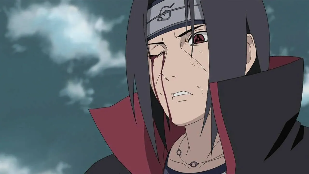 Itachi com seu olho direito sengrando, enquanto ele parece estar aguentando dor.