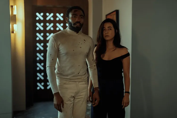 Donald Glover e Maya Erskine vivem o casal protagonista na série. | Imagem: Divulgação