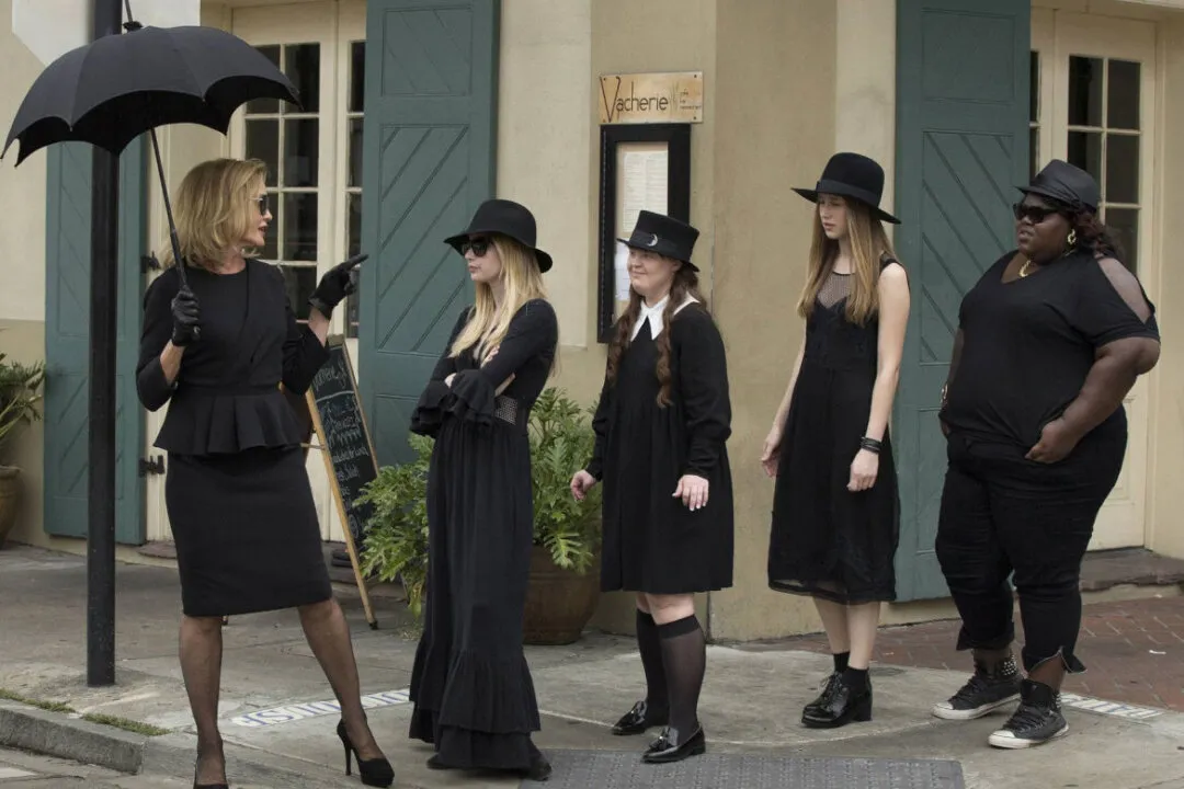 Bitchcraft – Coven (Temporada 3, Episódio 1)