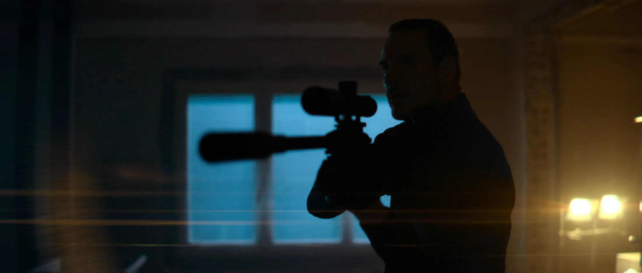 Michael Fassbender vive assassino calculista em The Killer | Imagem: Netflix ©2023