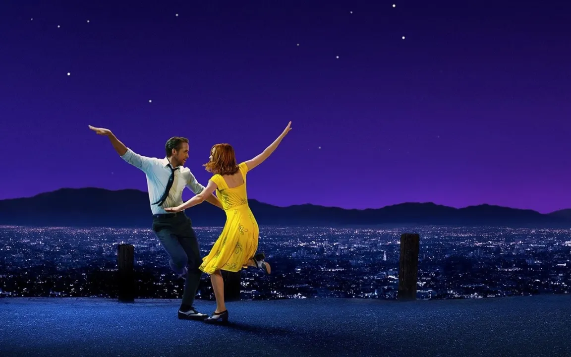 Mia (Emma Stone) e Sebatian (Ryan Gosling) dançando em La La Land: Cantando Estaçõe