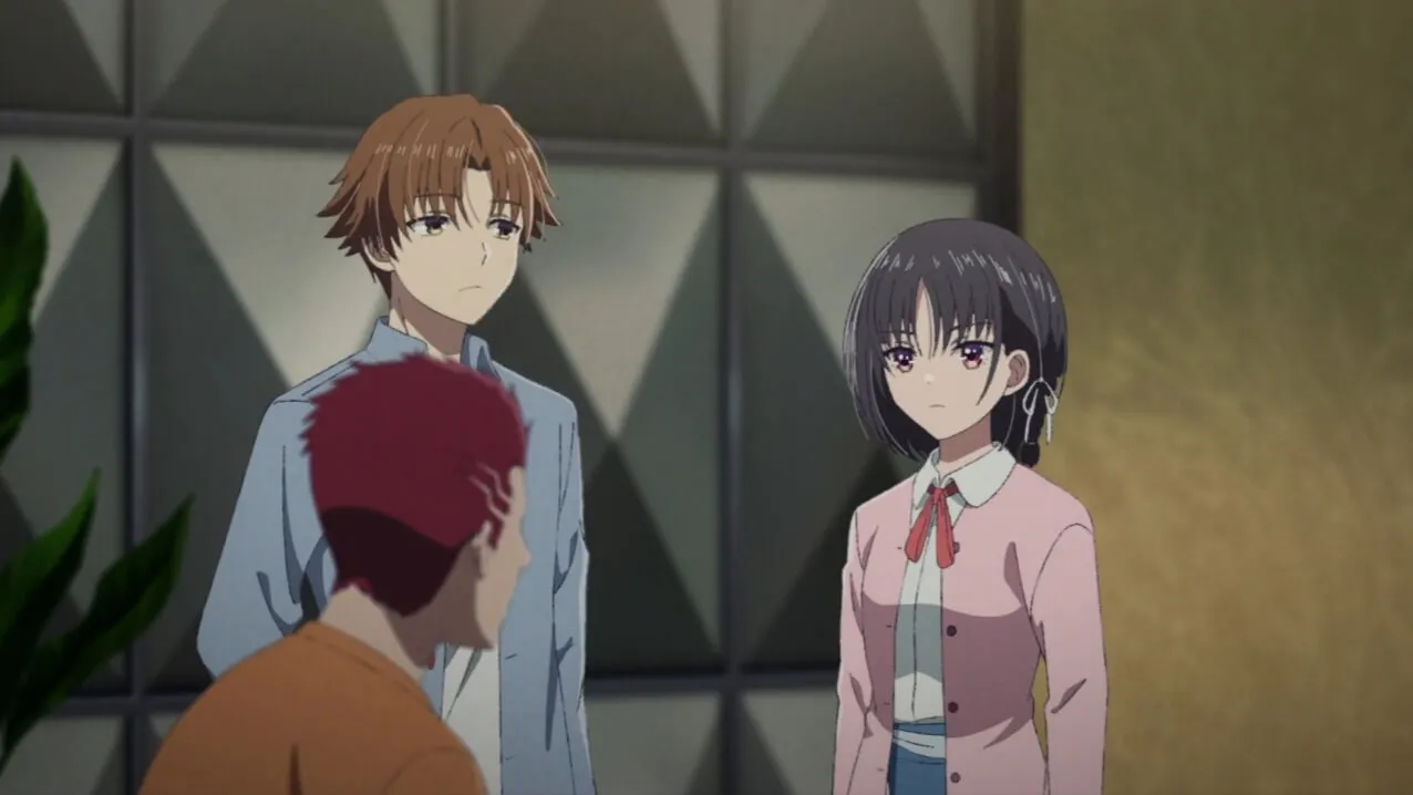 Sudo sentado de blusa laranja olhando para Horikita de casaco rosa e Ayanokoji olhando para a frente