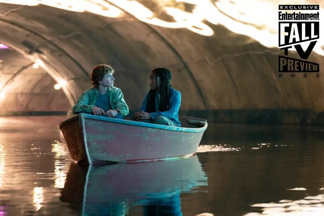Percy Jackson e Annabeth dentro de um barco