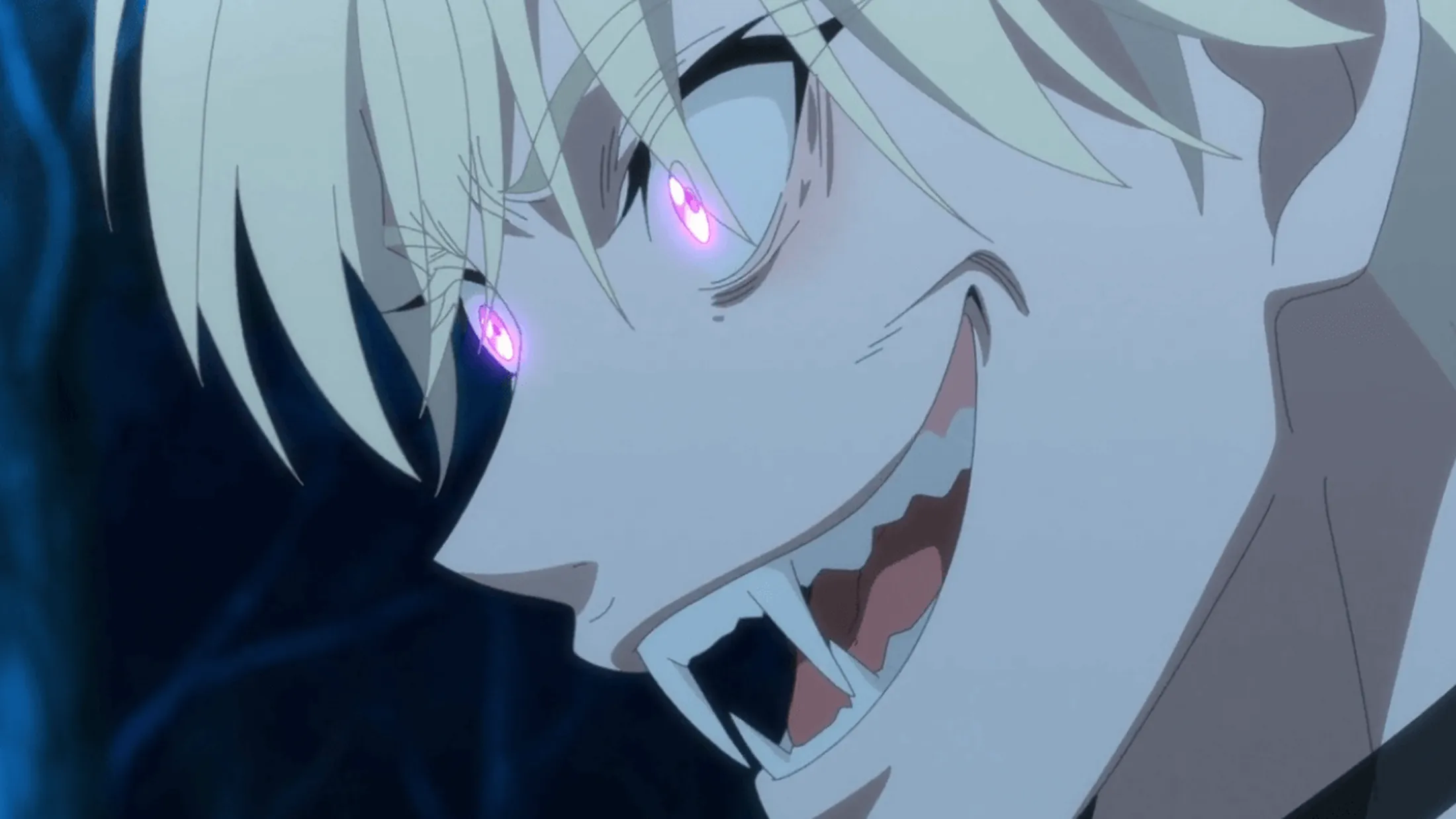 Homem loiro com dentes de vampiro e olhos rosa sorrindo