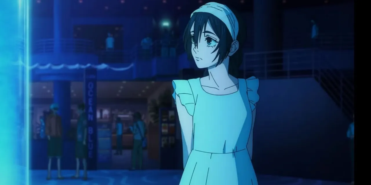 Riko usando um vestido e uma faixa na cabeça, aparentemente interessada em algo