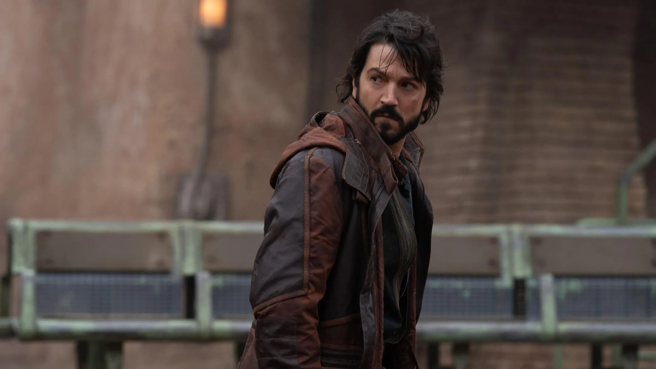 Diego Luna em Andor (Foto: Des Willie / Lucasfilm Ltd.)