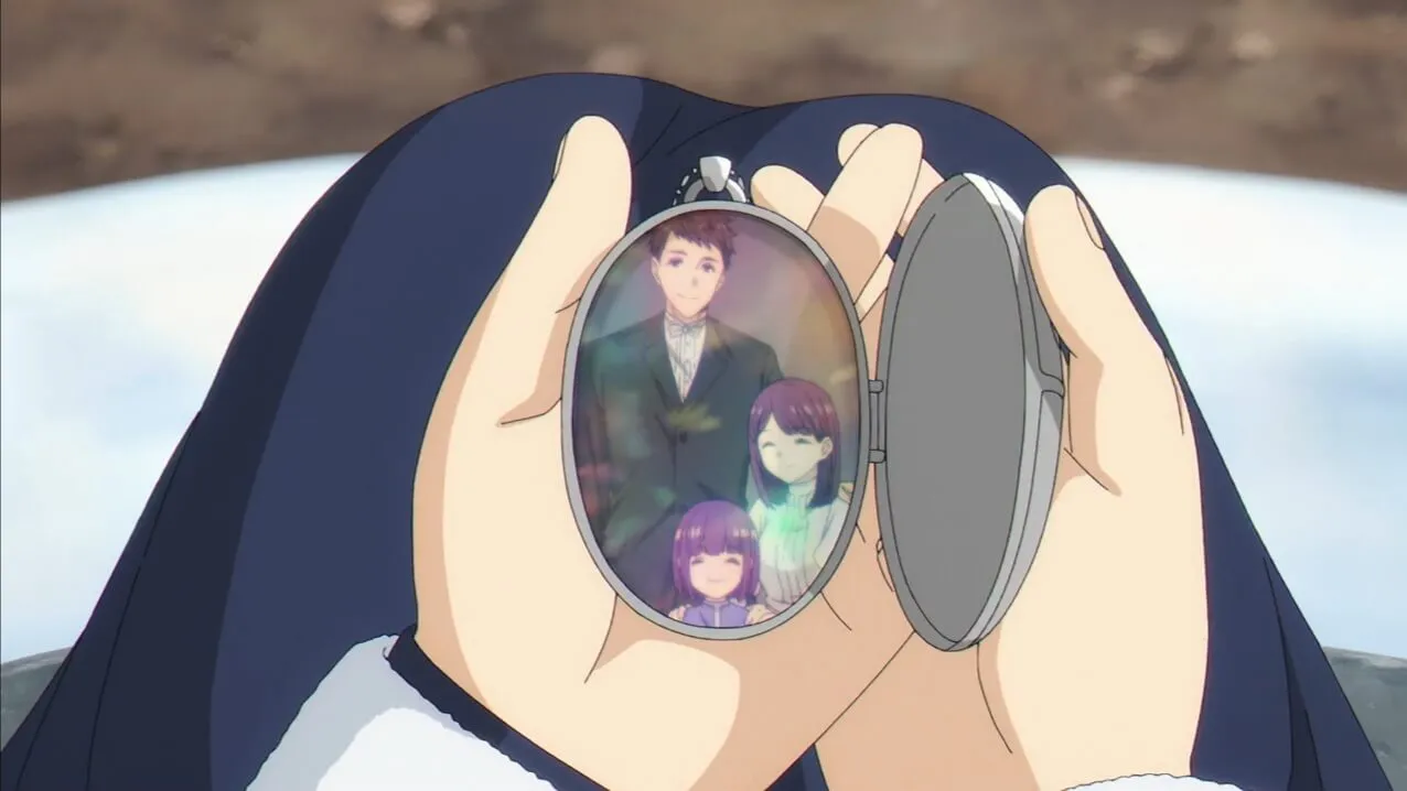 Fern segurando colar com foto dos pais