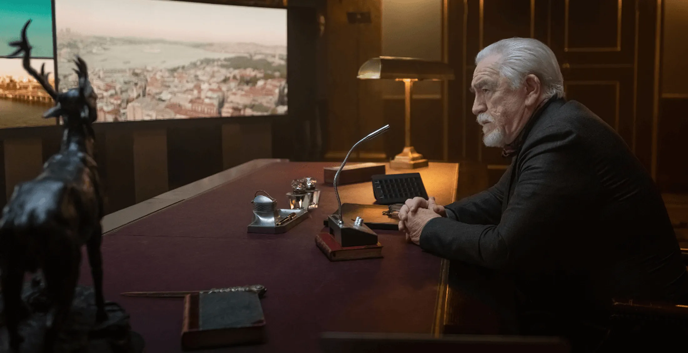 Brian Cox como "O Controlador" em "007: Road to a Milion - Foto: Divulgação/Prime Video