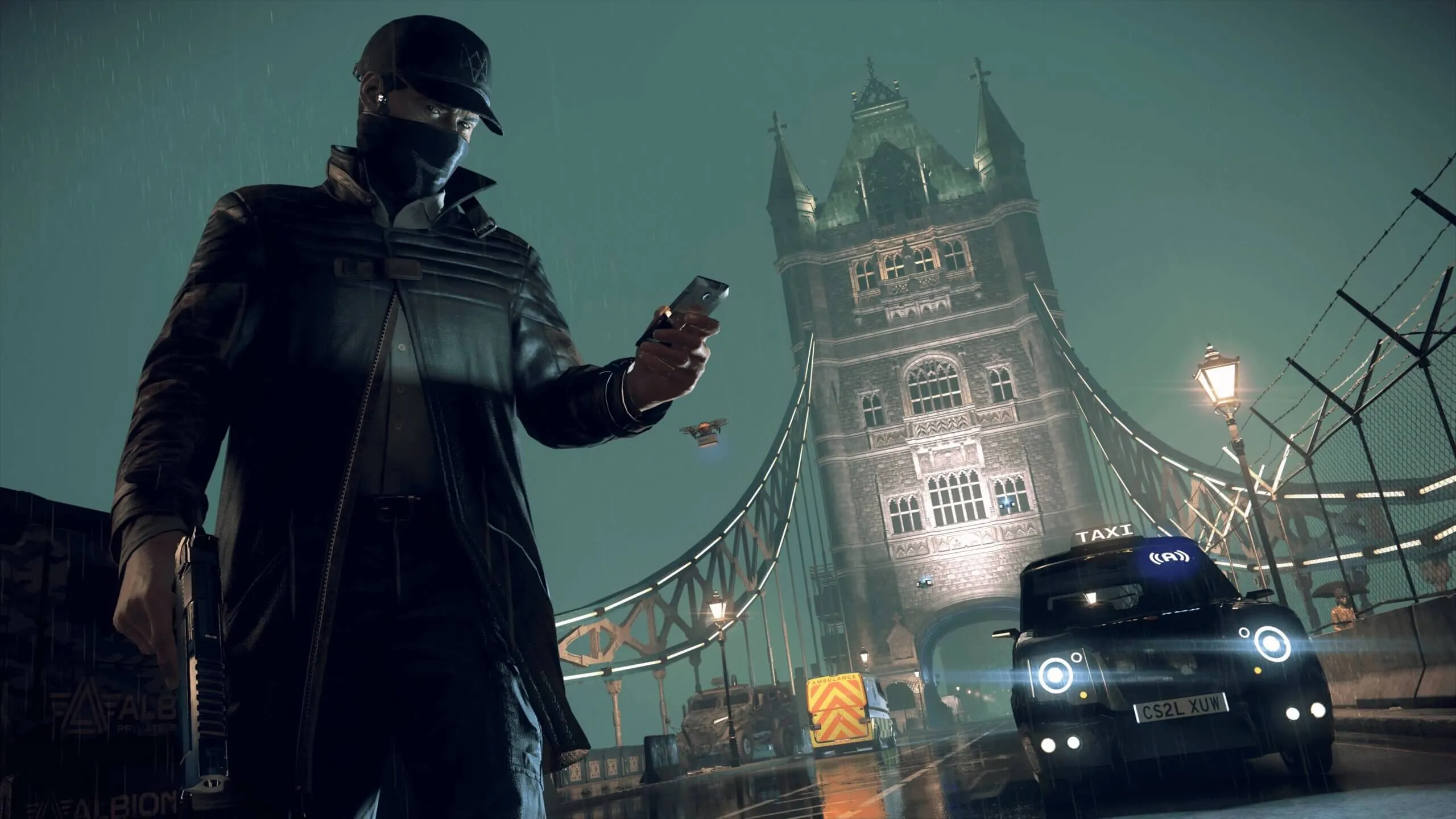 Personagem de Watch Dogs: Legion mascarado com um celular na mão.