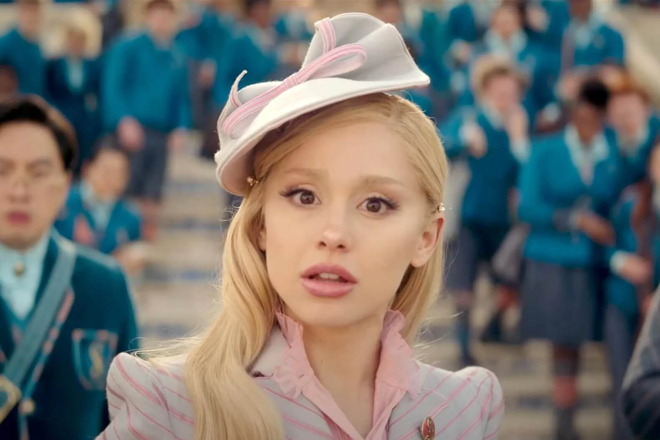 Ariana Grande como Glinda no trailer do filme Wicked