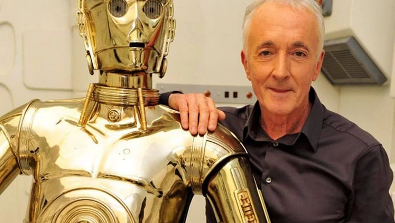 Anthony Daniels ao lado de seu icônico personagem C-3PO. | Imagem: Reprodução