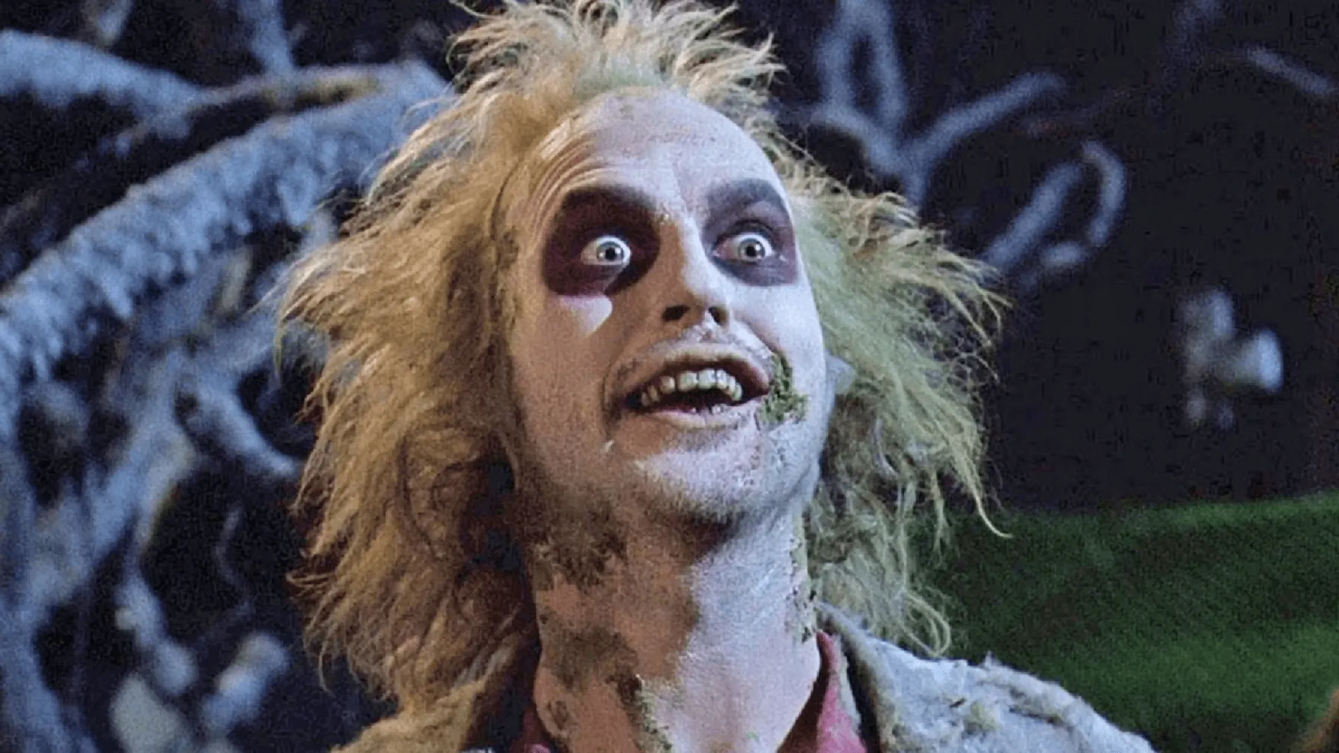 Beetlejuice com os olhos arregalados.