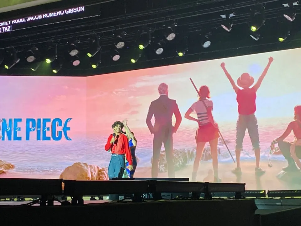 Elenco de One Piece entrando no Palco do Tudum 2023 Foto: Karla Beatryz/GeekShip