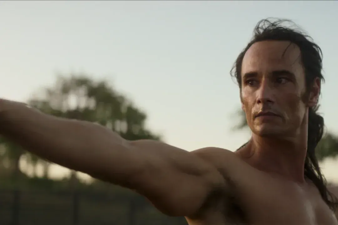 Rodrigo Santoro interpretando seu personagem em "Bom dia , Verônica"