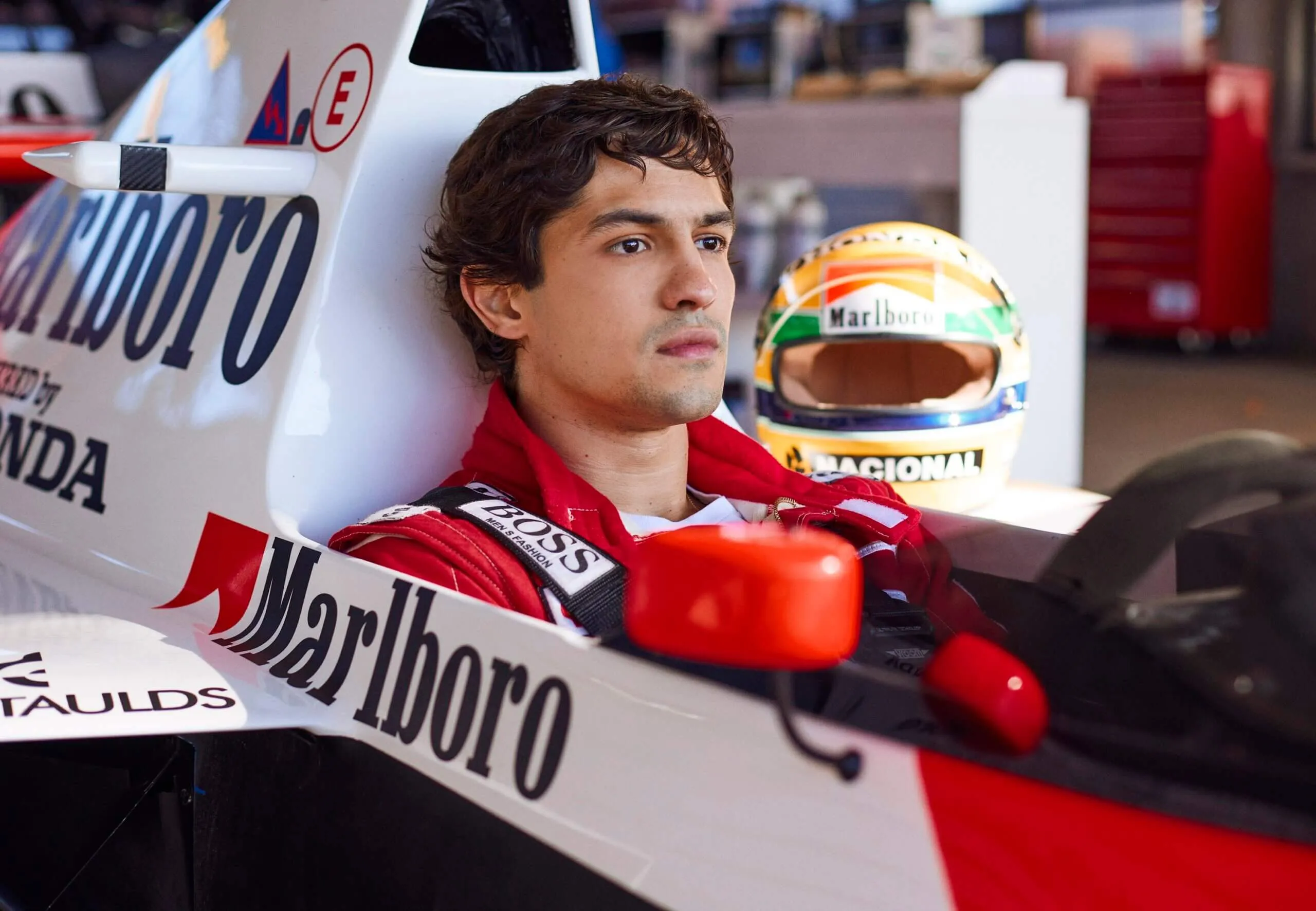 Imagem oficial de Senna, com Gabriel Leone sentado em um carro de Fórmula 1.